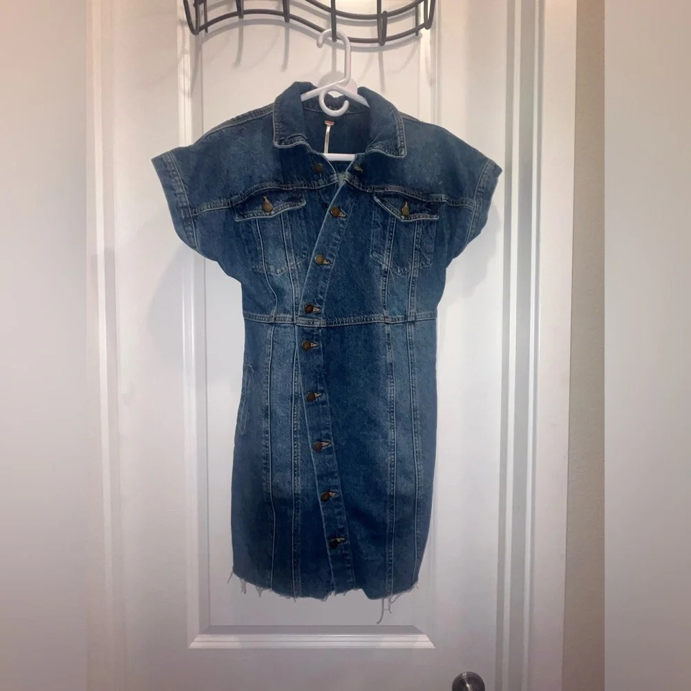 Free People Women’s The City Asymmetrical Blue Denim Jean Frayed Mini Dress - Picture 2 of 4
